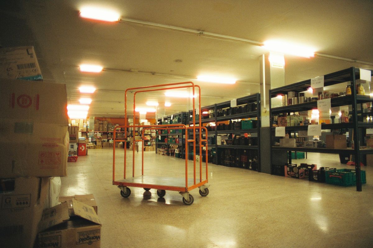Almacén industrial con estanterías