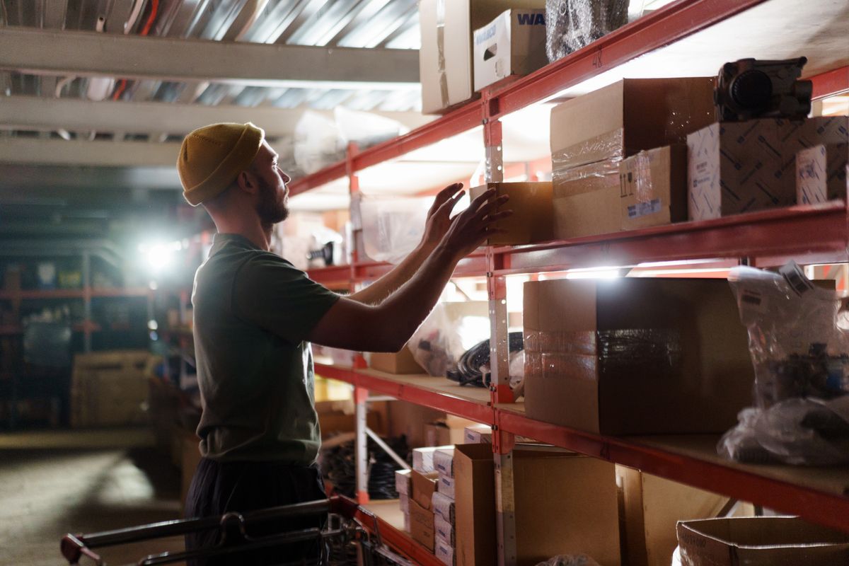 Muestrarios, pares descabalados y producto con marca ajena: el stock que se queda